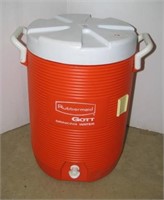 Rubbermaid Gott drinking water container.