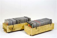 2 caisses de bois pleines de CD