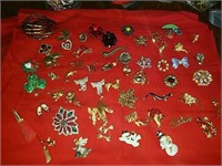 Jewelry this lot includes brooches, pendant,