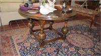 Coffee table. Wood. round.