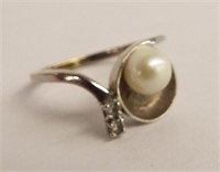 10k Gold Ring With Pearl And Diamonds