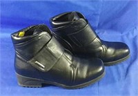 Women's boots  size 9  (new) Velcro closures