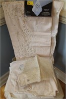 LOT: TABLE LINENS