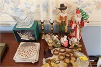 LOT: CHRISTMAS AND EASTER DECORATIONS, NAPKIN