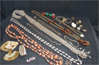 (28 PCS) ASSORTED JEWELRY ITEMS: NECKLACES,