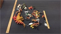 LARGE GROUPING OF ASSORTED SMALL PLASTIC ANIMALS