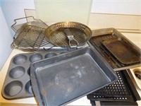 ASSORTMENT OF BAKING PANS