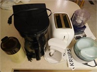 ASSORTMENT OF KITCHEN APPLIANCES