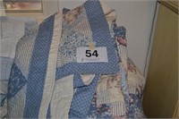 Cottage style quilt/comforter with 2 pillow
