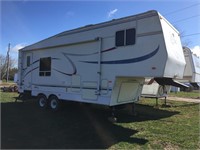 2001 Forest River Cardinal 5th Wheel Camper 27' 8"