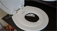 Round Child/Adult Molded Wood White Toilet Seat