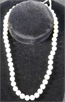 SINGLE-STRAND WHITE MOTHER-OF-PEARL NECKLACE