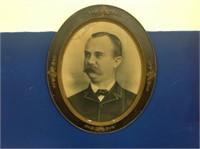 FRAMED ROUND PICTURE OF A MAN