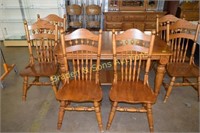 OAK DINING ROOM TABLE WITH ONE LEAF AND 6 CHAIRS