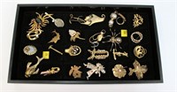 Lot, assorted brooches, 24 total