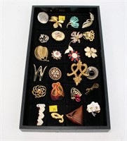 Lot, 24 assorted brooches