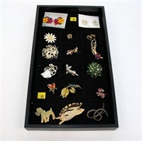 Lot, assorted earrings and brooches
