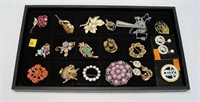Lot, assorted brooches, pair of earrings, and
