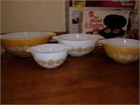 Beautiful Set of 4 Custard Pyrex Nesting Bowls
