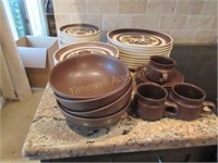 Pottery dish set