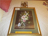 Large Home Interior Type Flower Print & Gold Wall