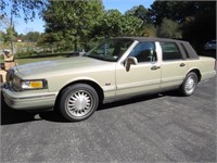 1996 Lincoln Town Car One owner car. 8  Cylinder
