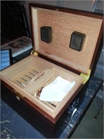 Wood cigar humidor