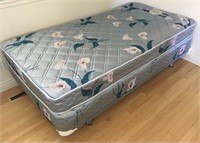 Twin bed - Clean Mattress, Boxspring & Metal Frame