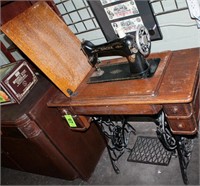 Furniture Antique Singer Sewing Machine & Cabinet
