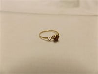 Ladies 10 kt gold garnet ring