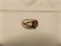 Ladies 10kt gold garnet ring
