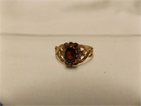 Ladies 10 kt yellow gold Garnet ring