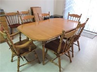 Beautiful maple dining table, 8 chairs, two leaves