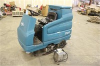 7100 TENNENT FLOOR SCRUBBER WITH CHARGER, WORKS