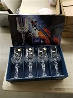 Set of 4 crystal wine glasses