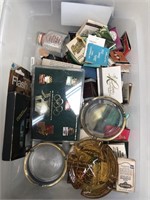 Box of ashtrays/matches