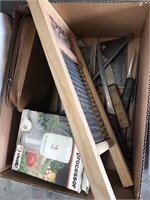 Box of old knives/mini food processor
