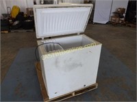 FRIGIDAIRE CHEST FREEZER