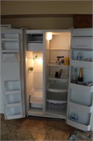 GE/Americana  Refrigerator w/ Water/Ice in Door