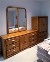 Broyhill oak 4-piece dresser set,