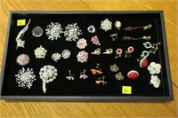 Lot, costume jewelry, mostly earrings and