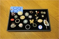 Lot, costume jewelry brooches