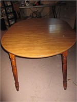 Maple round table with leaf