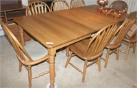 square oak ext. table w/2 boards, opens to 7' &