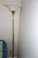 BRASS FLOOR LAMP W/FROSTED SHADE