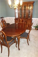 9 PC. MAHOGANY DINNING ROOM SUITE: TABLE W/2