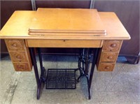 SINGER SEWING MACHINE MODEL AD967424 IN CABINET