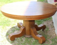 ROUND OAK TABLE W/ 3 LEAVES