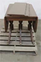 DUNCAN PHYFE TABLE WITH (2) 13" LEAVES