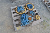 PALLET WITH FLANGES AND STUDS